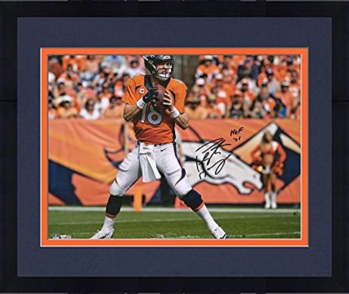 Çerçeveli Peyton Manning Denver Broncos İmzalı 16 x 20 Aksiyon Fotoğrafı HOF 21 Yazıtlı-İmzalı NFL Fotoğrafları